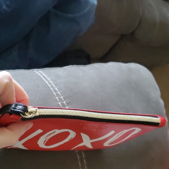 Victoria’s Secret Red XOXO Wristlet Zip Pouch NWOT - Picture 4 of 6